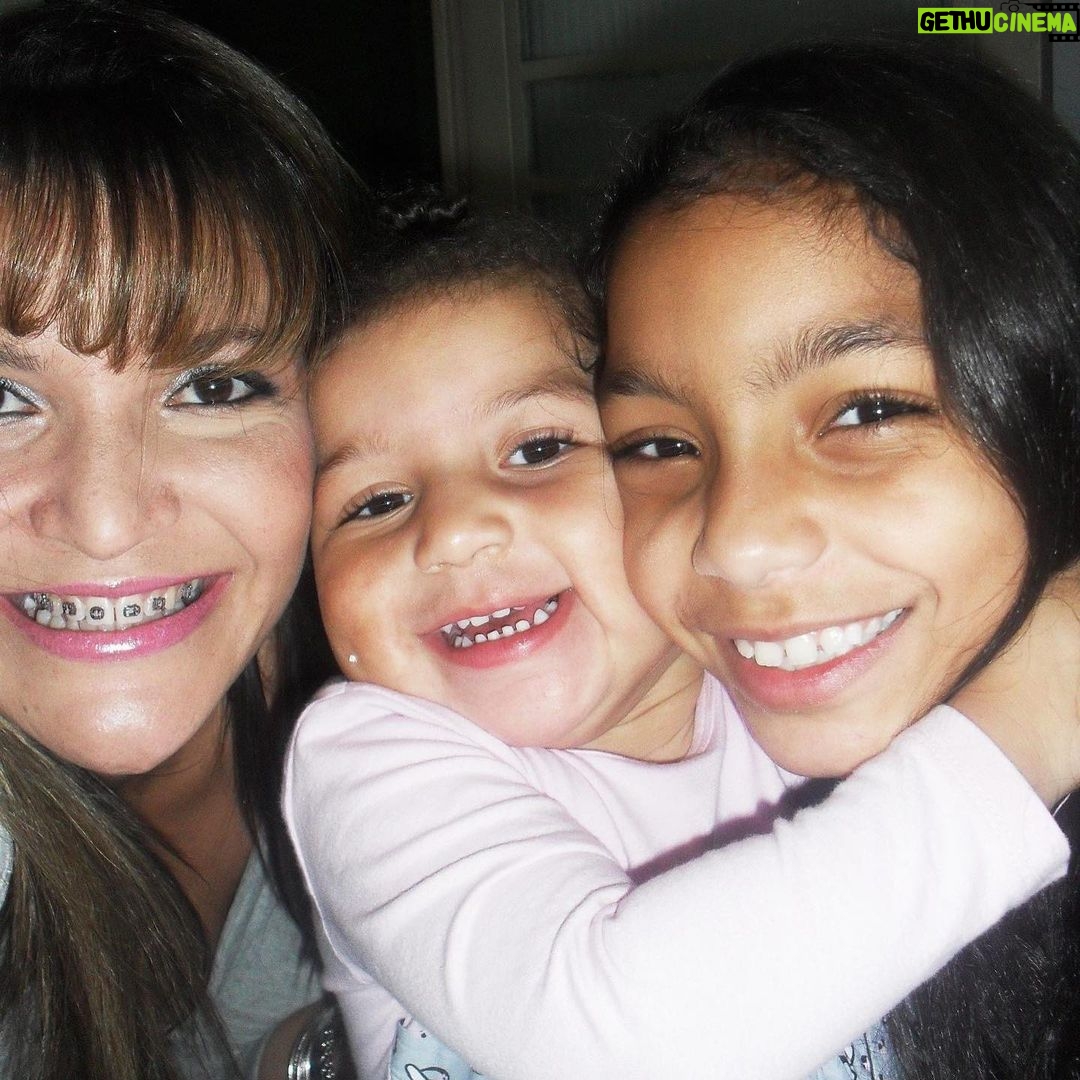 Any Gabrielly - 220.9K Likes - Essa viagem nossa foi a melhor porque eu pude ver de pertinho você realizando um sonho. Você me ajudou a realizar os meus desde sempre. Não importava a nossa situação você estava lá dando tudo que podia; em aniversários, apresentações de escola, torneios…você sempre esteve lá. Você ama incondicionalmente e é por isso que nos ver realizando sonhos é tão emocionante. Eu pude entender isso nessa viagem à Nova Iorque. Eu te amo e eu te vi brilhar e se emocionar e eu sempre sempre vou celebrar sua felicidade assim como você sempre celebrou a minha e a da Belinha. Feliz dia das mães, mamãe ❤️
