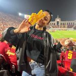 Any Gabrielly Instagram - Meu primeiro jogo de futebol americano ✨✨✨ Perdemos mas me senti num filme, foi tudooo L.A. Memorial Colliseum - Usc Trojan Football