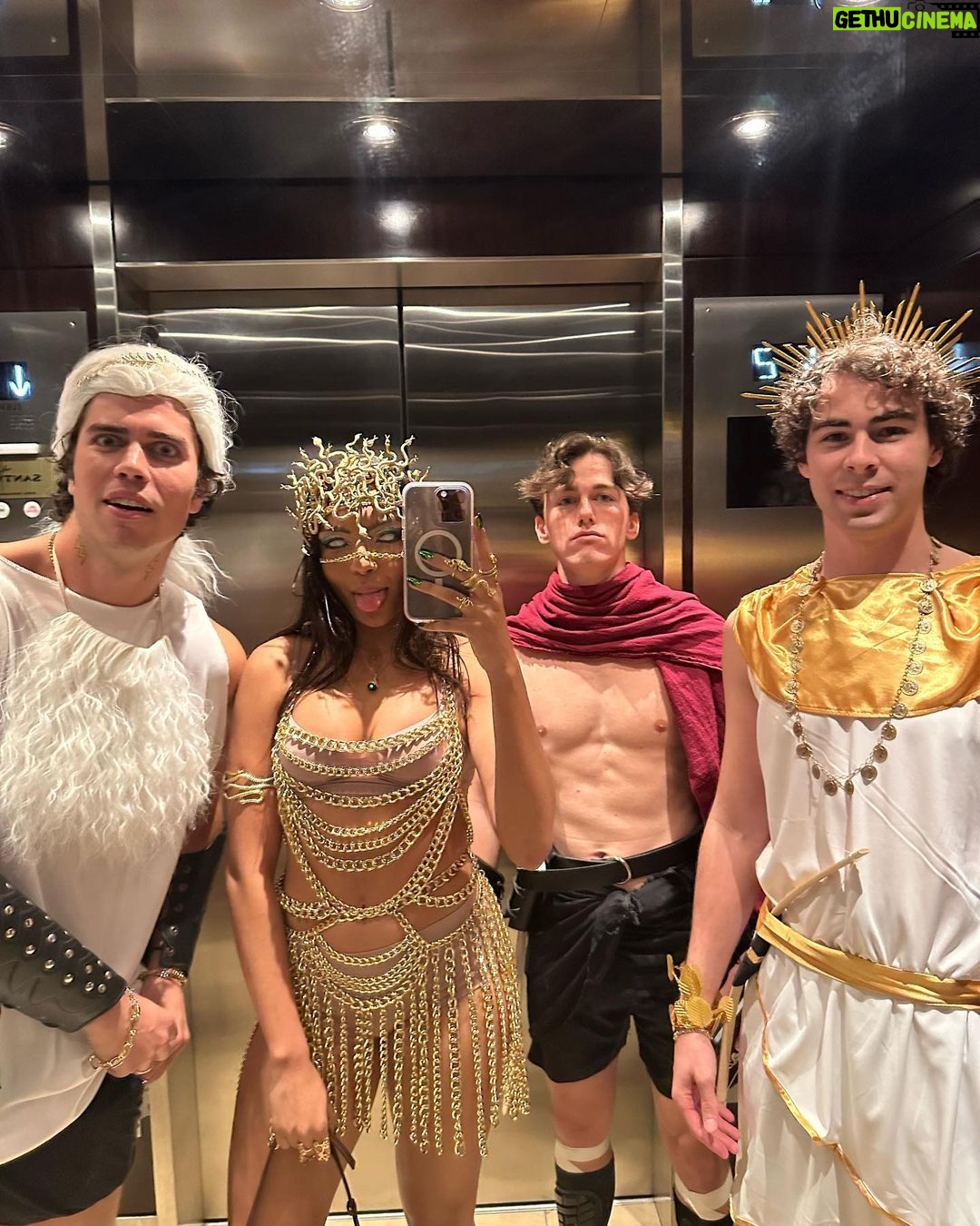 Any Gabrielly - 428.2K Likes - Rave Grega 🐍