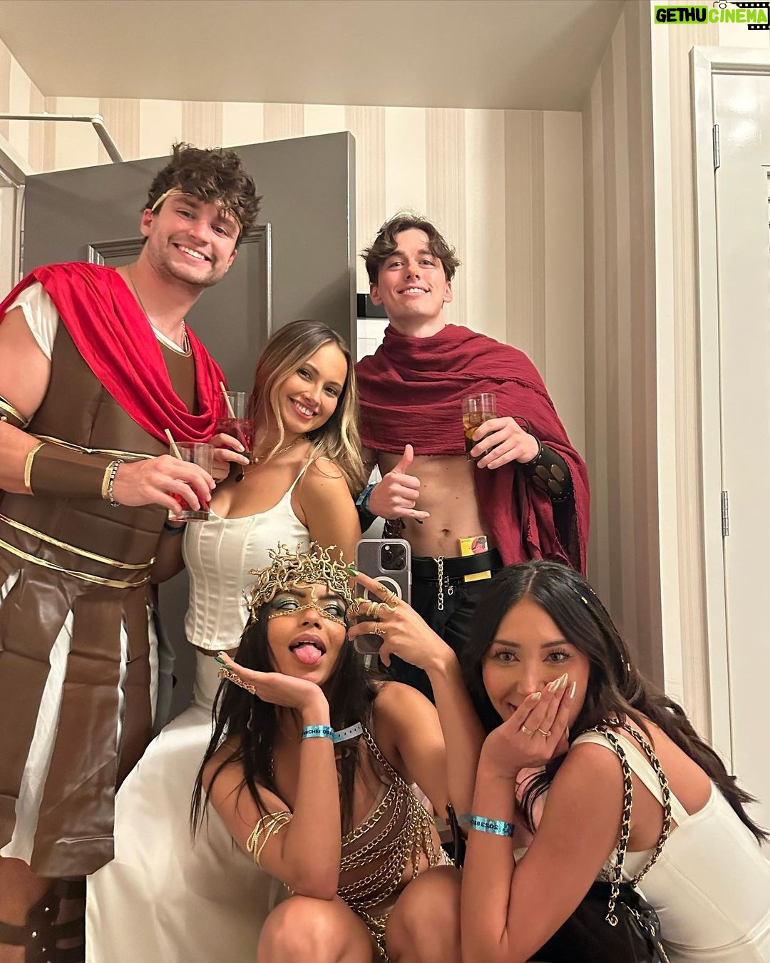 Any Gabrielly - 428.2K Likes - Rave Grega 🐍