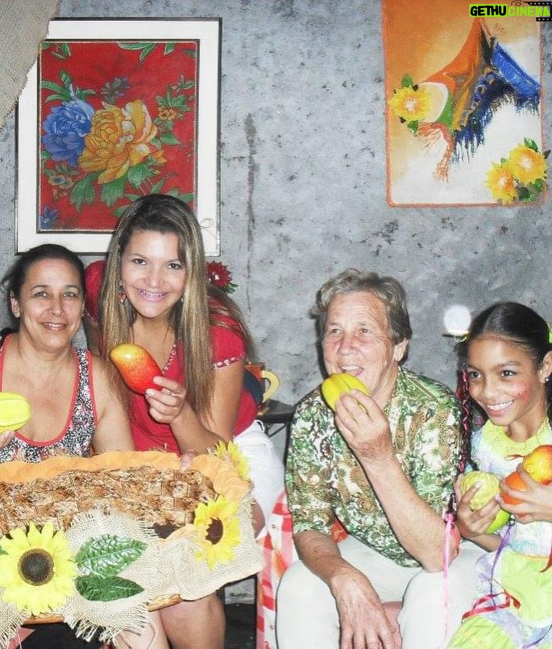 Any Gabrielly Instagram - Feliz dia internacional da mulher 🌹 Hoje minha gratidão estão nas mãos de cada mulher que passou pela minha vida, cada uma que me ensinou um pouco mais sobre como andar pelo caminho que eu quiser, independente de qual ele seja. Tenho muita sorte de estar entre lobas e ter tanta troca com elas. Um carrossel não é o suficiente pra honrar todas as professoras, tias, avós e anjos que me guiaram até aqui. Se tenho força é porque tenho todas vocês como alavanca e vou levar as lições que aprendi o mais longe que eu puder, obrigada por tanto! ❤️