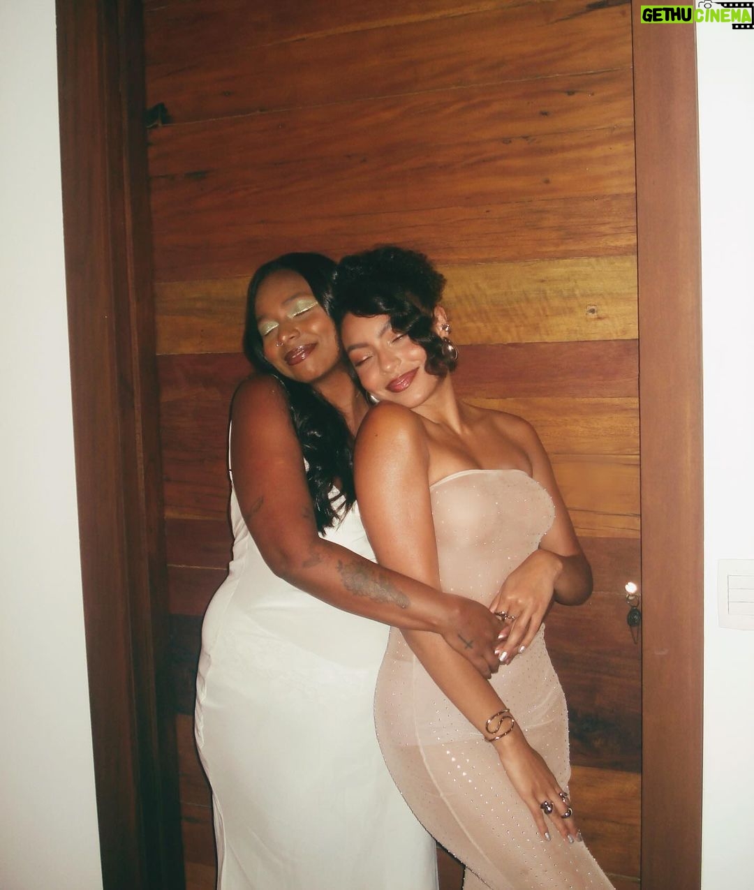 Any Gabrielly Instagram - Feliz dia internacional da mulher 🌹 Hoje minha gratidão estão nas mãos de cada mulher que passou pela minha vida, cada uma que me ensinou um pouco mais sobre como andar pelo caminho que eu quiser, independente de qual ele seja. Tenho muita sorte de estar entre lobas e ter tanta troca com elas. Um carrossel não é o suficiente pra honrar todas as professoras, tias, avós e anjos que me guiaram até aqui. Se tenho força é porque tenho todas vocês como alavanca e vou levar as lições que aprendi o mais longe que eu puder, obrigada por tanto! ❤️