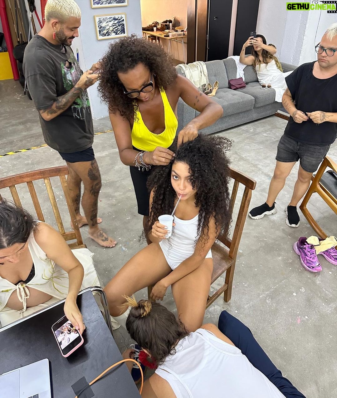 Any Gabrielly Instagram - Feliz dia internacional da mulher 🌹 Hoje minha gratidão estão nas mãos de cada mulher que passou pela minha vida, cada uma que me ensinou um pouco mais sobre como andar pelo caminho que eu quiser, independente de qual ele seja. Tenho muita sorte de estar entre lobas e ter tanta troca com elas. Um carrossel não é o suficiente pra honrar todas as professoras, tias, avós e anjos que me guiaram até aqui. Se tenho força é porque tenho todas vocês como alavanca e vou levar as lições que aprendi o mais longe que eu puder, obrigada por tanto! ❤️