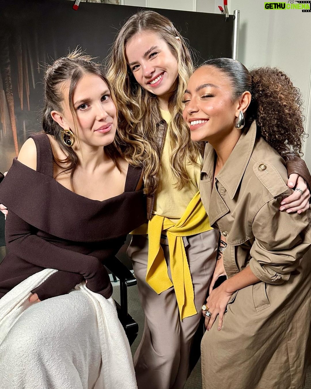 Any Gabrielly - 274K Likes - DONZELAS 🩷 entrevistamos a @milliebobbybrown a convite da dona netinha 👑 SERÁ QUE ELA CHAMA DE BISCOITO OU BOLACHA? o filme está PERFEITO e a entrevista sai em breve 👀 @netflixbrasil 🎥
we interviewed millie, talked about growing pains, the importance of family, going through girlhood, and had her weigh in on a 🍪 debate — DAMSEL is perfect and we had so much fun today! thank you to @netflix and millie :) 👸