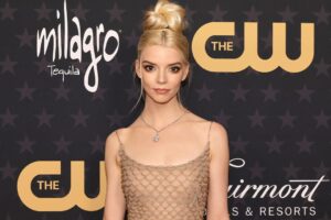 Anya Taylor-Joy Instagram - ✨🪩✨

Thank you @criticschoice for having us present :) 

And THANK YOU @tiffanyandco @jaegerlecoultre and @dior for decking your girl out, felt very special 💋

Besos!