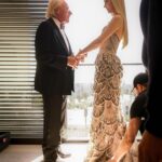 Anya Taylor-Joy Instagram - Un momento soñado. A los 12 le prometí a mi papa que, si algún día me invitaran a los Oscars, lo llevaría …🥹 Llena de gratitud🐚 And completely blown away by my @dior @jaegerlecoultre + @tiffanyandco family. To wear a @mariagraziachiuri reimagining of the 1949 Venus Dress was the icing on the most delicious of cakes. Thank you 🦋