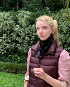 Anya Taylor-Joy Instagram - Esta foto fue sacada cinco minutes después de llegar a Buenos Aires por la primera vez en tres años. No podía para de llorar de la emoción . Esperemos que este año sea uno que nos deja unirnos con la gente y los lugares que queremos tanto. Un beso grande y feliz año a todos… cuídense♥️🕊 Argentina