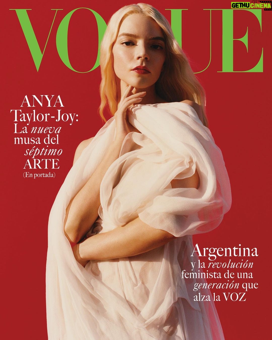 Anya Taylor-Joy Instagram - 🕊🩸🕊 Ni puedo explicar el orgullo que tengo sabiendo que mi primer reportaje para Vogue resulta en tres tapas para Espana, México y Latino America :) Gracias a este equipo espectacular… ¡un besote!