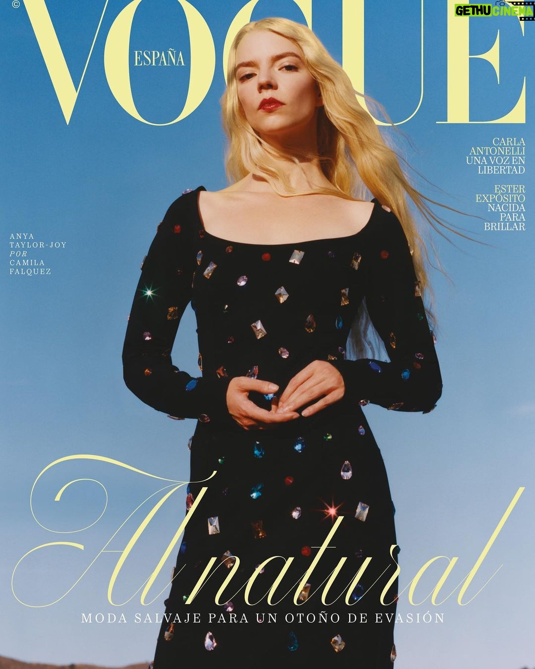 Anya Taylor-Joy Instagram - 🕊🩸🕊 Ni puedo explicar el orgullo que tengo sabiendo que mi primer reportaje para Vogue resulta en tres tapas para Espana, México y Latino America :) Gracias a este equipo espectacular… ¡un besote!