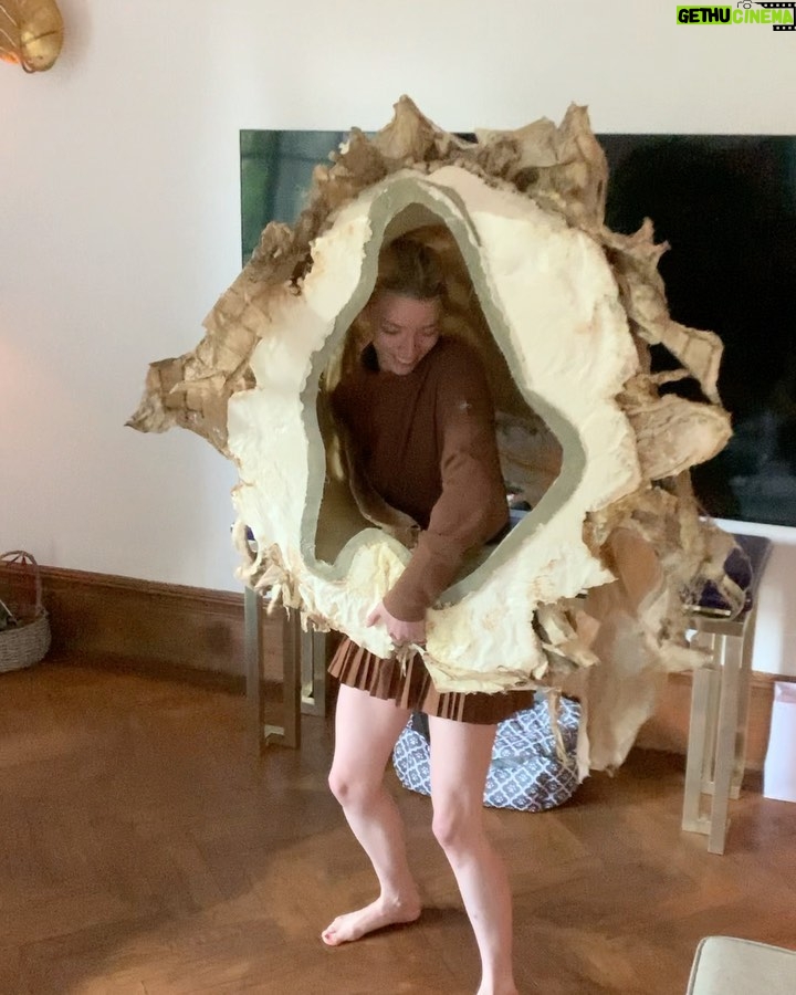 Anya Taylor-Joy Instagram - Six day week guilt so I stole him an egg from set 🥚