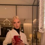 Anya Taylor-Joy Instagram – Quel beau moment magique. 

Merci à toute l’équipe @dior pour votre accueil… vous avez rempli mon coeur. 

@mariagraziachiuri @mathildefavier @fannybourdettedonon @staceykubasak @peterphilipsmakeup @gregoryrussellhair @diorbeauty Paris, France