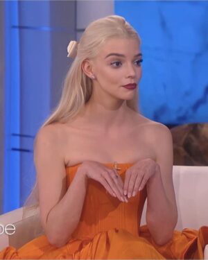 Anya Taylor-Joy Instagram - The poses of someone who completed press for @lastnightinsohomovie in one day 😹♥️

THANK YOU to @theellenshow + @latelateshow for letting me nerd out about eggs + whales🥚🐋

Also to the lovely @richardquinn for letting bae + I collaborate with him on this epic catsuit :) @paulburgo 

All the love!