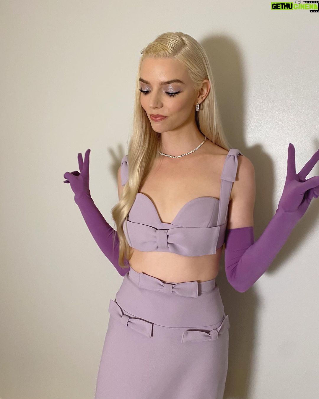 Anya Taylor-Joy - 1.6 Million Likes - The poses of someone who completed press for @lastnightinsohomovie in one day 😹♥️
THANK YOU to @theellenshow + @latelateshow for letting me nerd out about eggs + whales🥚🐋
Also to the lovely @richardquinn for letting bae + I collaborate with him on this epic catsuit :) @paulburgo
All the love!