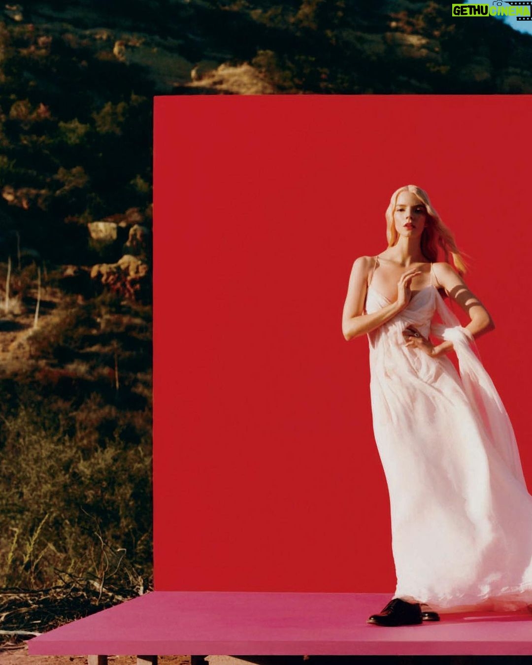 Anya Taylor-Joy Instagram - 🕊🩸🕊 Ni puedo explicar el orgullo que tengo sabiendo que mi primer reportaje para Vogue resulta en tres tapas para Espana, México y Latino America :) Gracias a este equipo espectacular… ¡un besote!