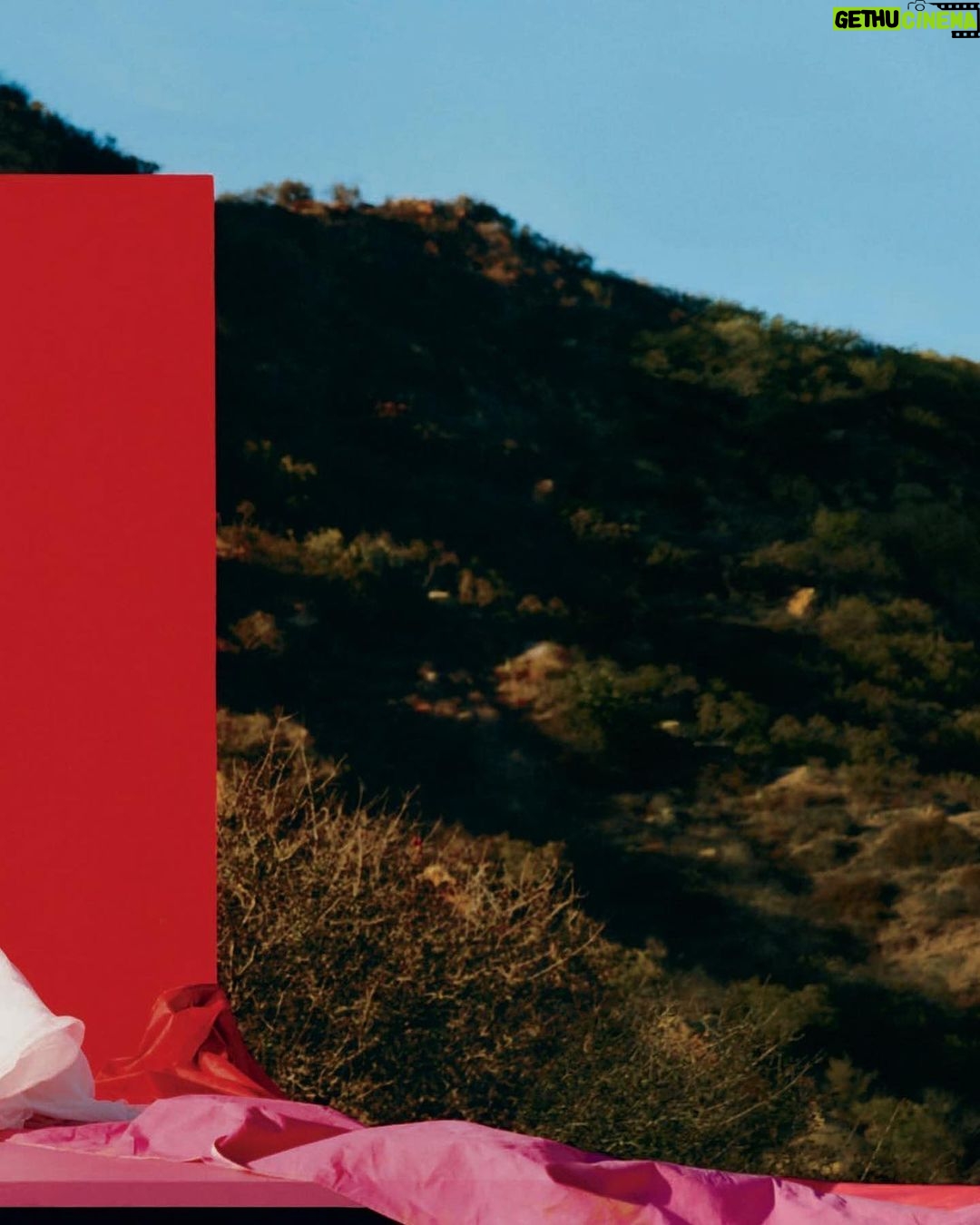 Anya Taylor-Joy Instagram - 🕊🩸🕊 Ni puedo explicar el orgullo que tengo sabiendo que mi primer reportaje para Vogue resulta en tres tapas para Espana, México y Latino America :) Gracias a este equipo espectacular… ¡un besote!