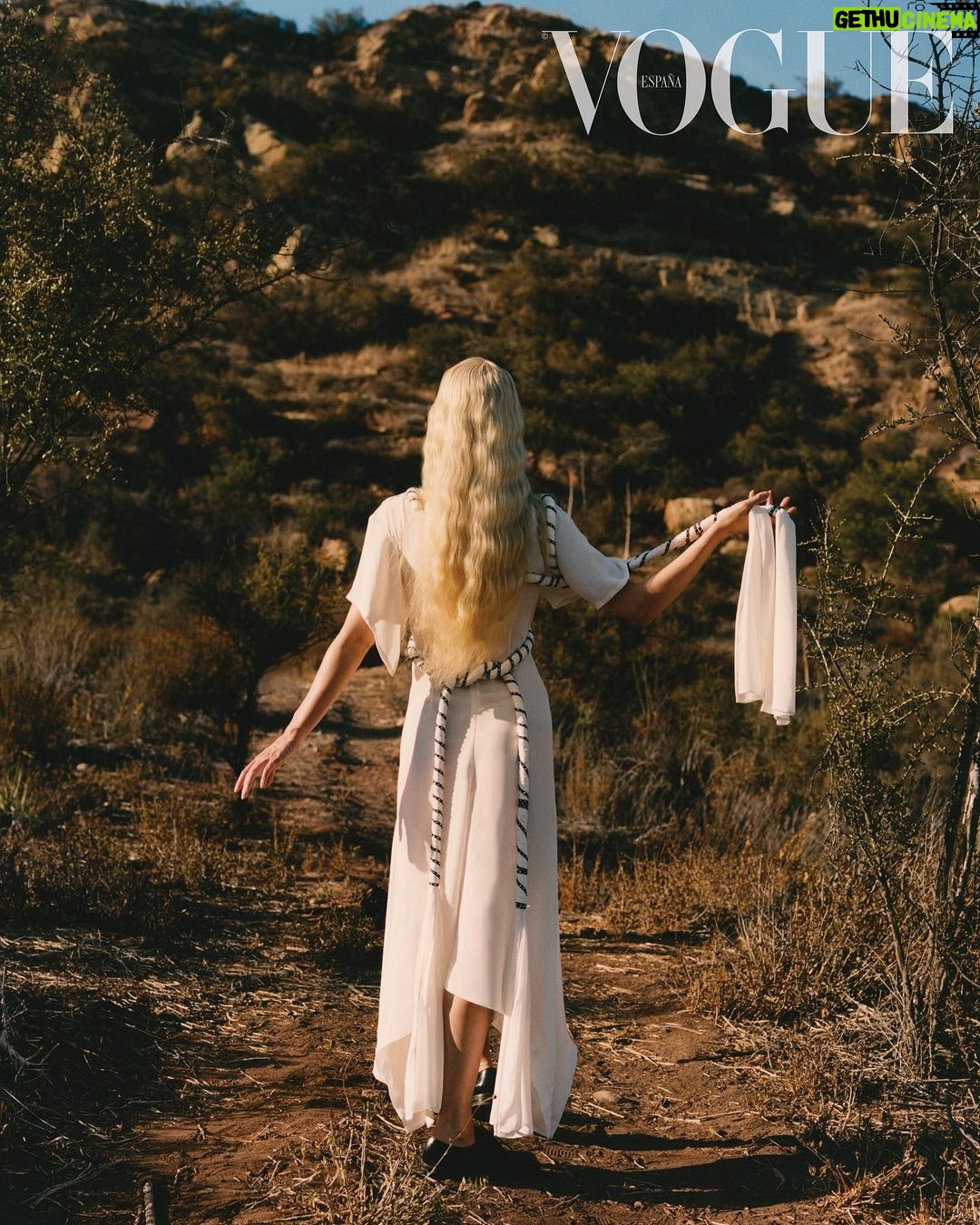 Anya Taylor-Joy Instagram - 🕊🩸🕊 Ni puedo explicar el orgullo que tengo sabiendo que mi primer reportaje para Vogue resulta en tres tapas para Espana, México y Latino America :) Gracias a este equipo espectacular… ¡un besote!