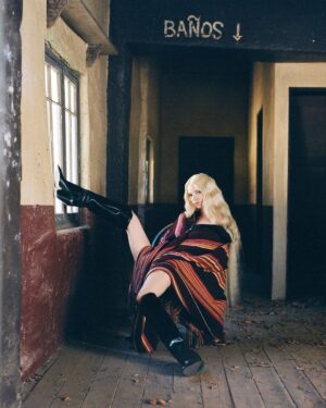 Anya Taylor-Joy Instagram - 🌻

Thank you @instylemagazine for having us and letting me spend the day with this angelic creature 🥰 And shot by a fellow Argie!

On stands now♥️