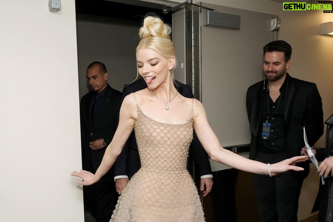 Anya Taylor-Joy - 1.7 Million Likes - ✨🪩✨
Thank you @criticschoice for having us present :)
And THANK YOU @tiffanyandco @jaegerlecoultre and @dior for decking your girl out, felt very special 💋
Besos!