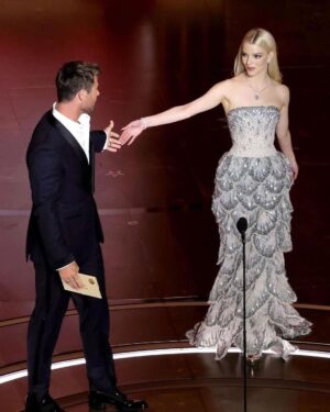 Anya Taylor-Joy Instagram - Un momento soñado. A los 12 le prometí a mi papa que, si algún día me invitaran a los Oscars, lo llevaría …🥹

Llena de gratitud🐚

And completely blown away by my @dior @jaegerlecoultre + @tiffanyandco family. To wear a @mariagraziachiuri reimagining of the 1949 Venus Dress was the icing on the most delicious of cakes.
Thank you 🦋