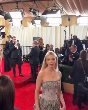 Anya Taylor-Joy Instagram - Un momento soñado. A los 12 le prometí a mi papa que, si algún día me invitaran a los Oscars, lo llevaría …🥹

Llena de gratitud🐚

And completely blown away by my @dior @jaegerlecoultre + @tiffanyandco family. To wear a @mariagraziachiuri reimagining of the 1949 Venus Dress was the icing on the most delicious of cakes.
Thank you 🦋