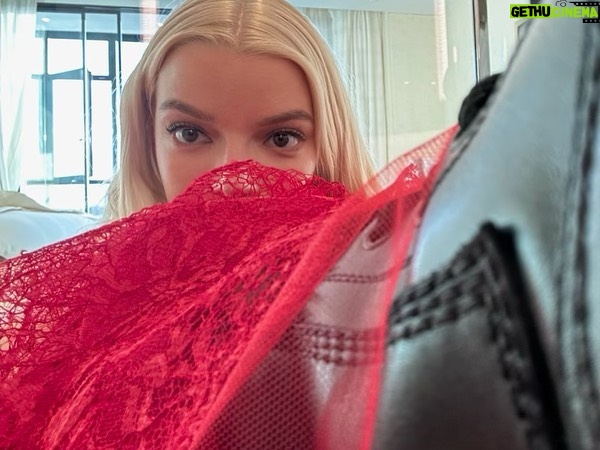 Anya Taylor-Joy Instagram - ๐Merci @dior ๐