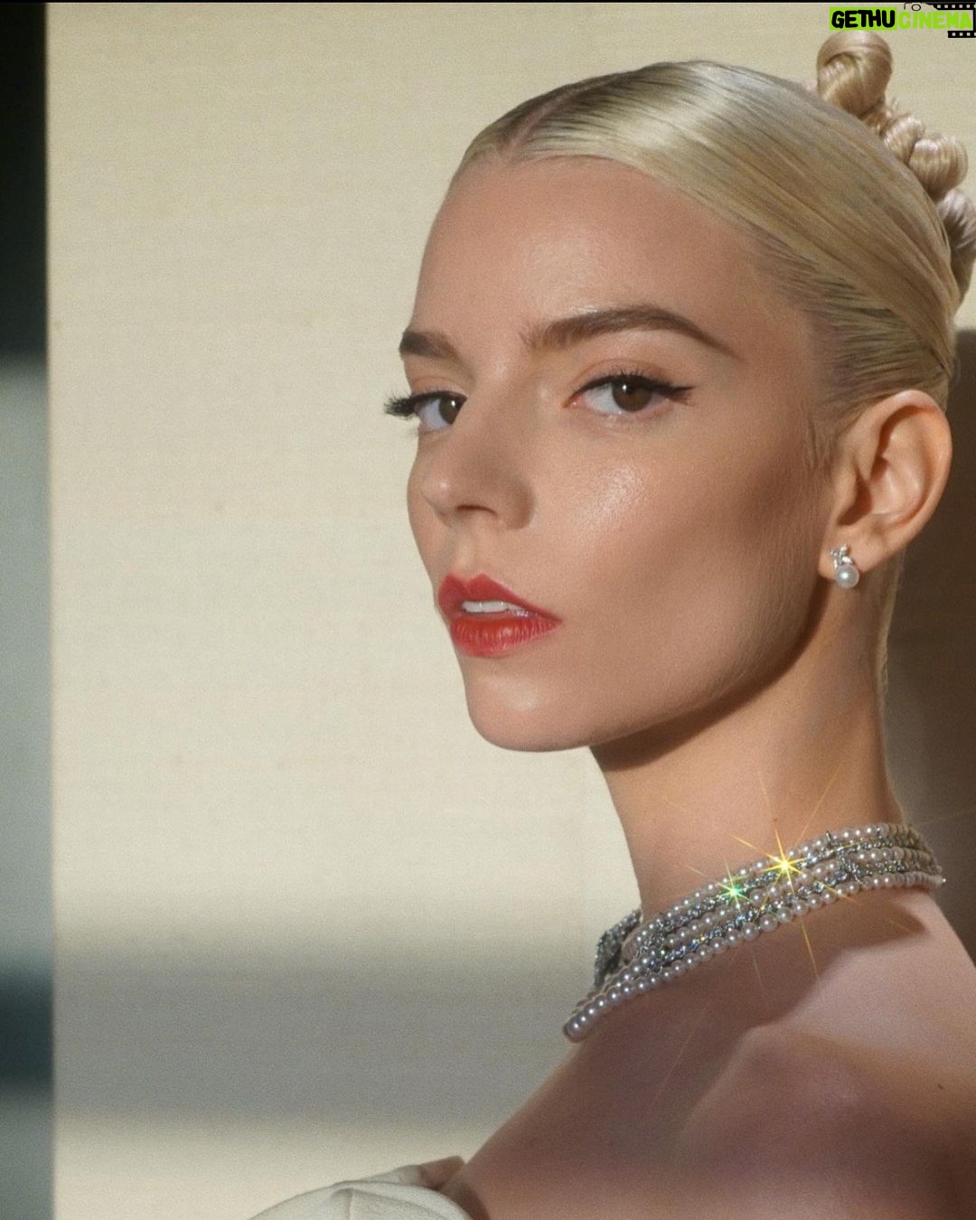 Anya Taylor-Joy Instagram - Well hi :) Absolute pleasure to cut ( or attempt to cut) the ribbon to the @tiffanyandco Omotesando store. I’ve been dreaming of coming to Japan since I was a little girl and it still blew my mind. Smiling ear to ear 🕊 #tiffanyomotesando