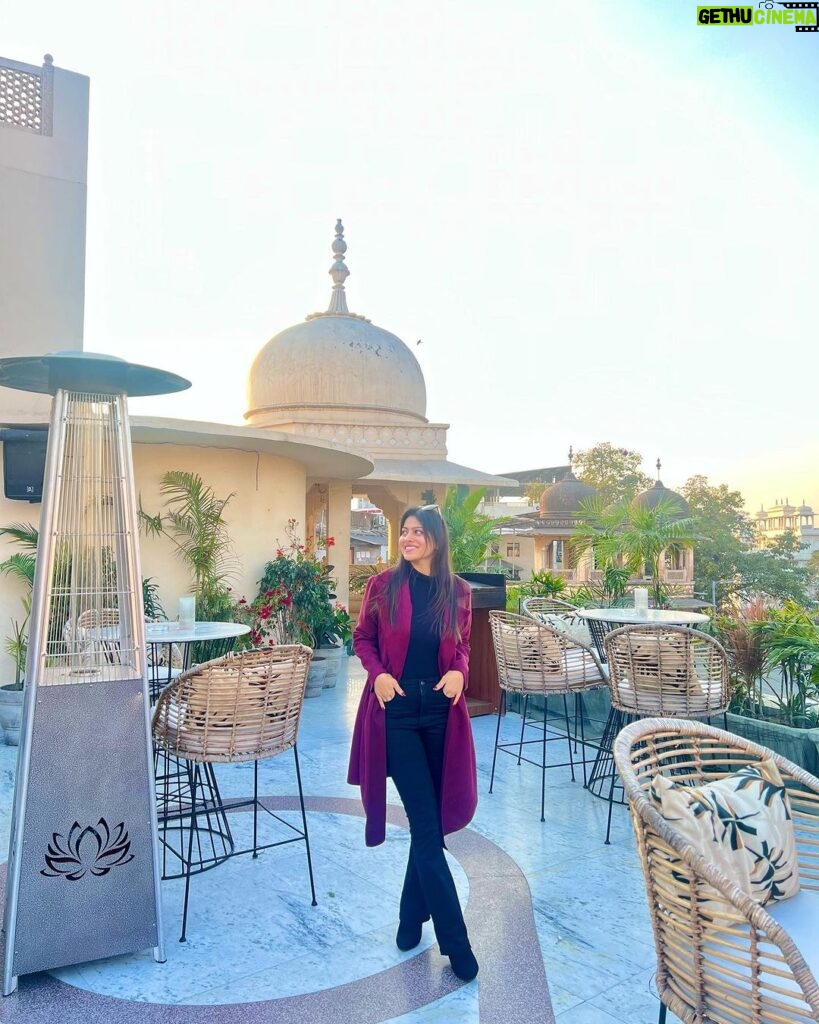 Aparna Dixit Instagram - Enjoyed a beautiful sunset at this lovely rooftop restaurant in Jaipur that I can’t wait to visit again @paro.india 🫶🏻 Jaipur PinkCity
