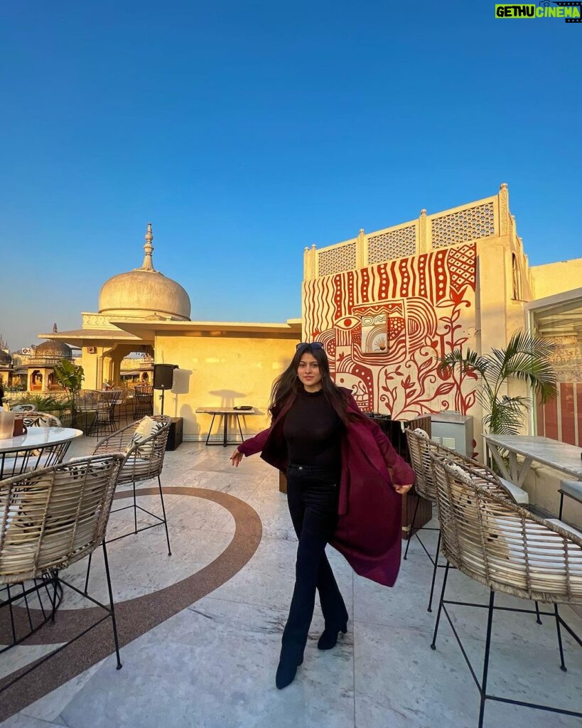 Aparna Dixit Instagram - Enjoyed a beautiful sunset at this lovely rooftop restaurant in Jaipur that I can’t wait to visit again @paro.india 🫶🏻 Jaipur PinkCity