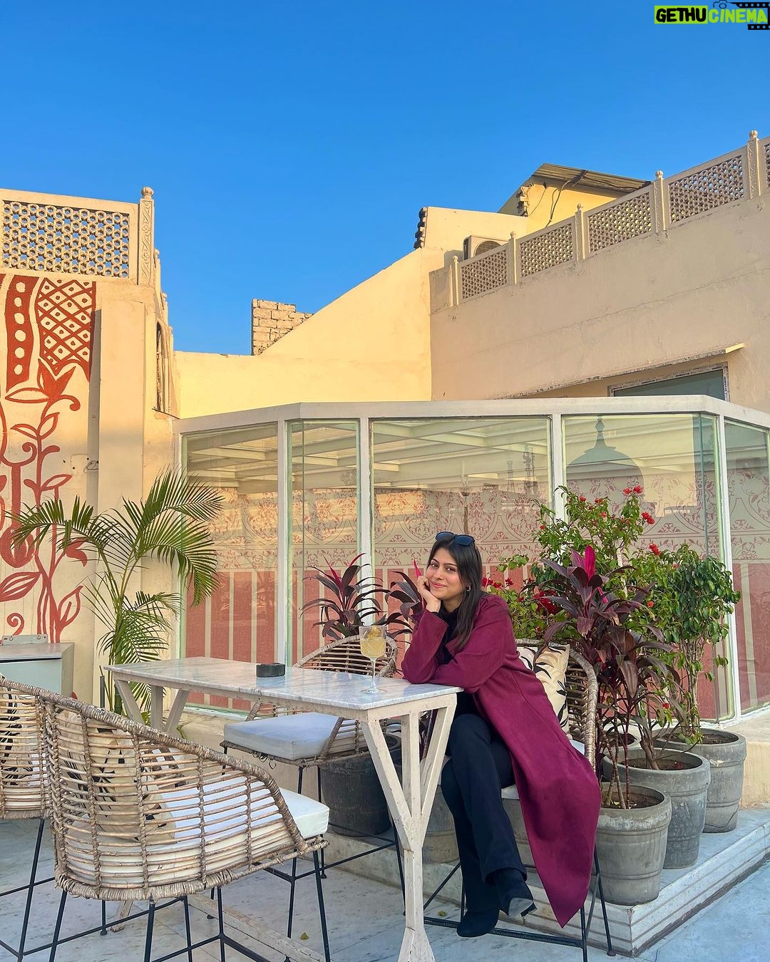 Aparna Dixit Instagram - Enjoyed a beautiful sunset at this lovely rooftop restaurant in Jaipur that I can’t wait to visit again @paro.india 🫶🏻 Jaipur PinkCity