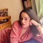 Apoorva Arora Instagram - उन के देखे से जो आ जाती है मुंह पर रौनक़ वो समझते हैं कि बीमार का हाल अच्छा है देखिए पाते हैं उश्शाक़ बुतों से क्या फ़ैज़ इक बरहमन ने कहा है कि ये साल अच्छा है क़तरा दरिया में जो मिल जाए तो दरिया हो जाए काम अच्छा है वो जिस का कि मआल अच्छा है हम को मालूम है जन्नत की हक़ीक़त लेकिन दिल के ख़ुश रखने को ‘ग़ालिब’ ये ख़याल अच्छा है