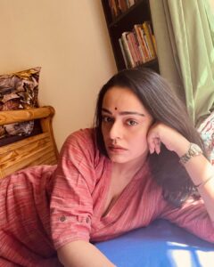 Apoorva Arora Instagram - उन के देखे से जो आ जाती है मुंह पर रौनक़ वो समझते हैं कि बीमार का हाल अच्छा है देखिए पाते हैं उश्शाक़ बुतों से क्या फ़ैज़ इक बरहमन ने कहा है कि ये साल अच्छा है क़तरा दरिया में जो मिल जाए तो दरिया हो जाए काम अच्छा है वो जिस का कि मआल अच्छा है हम को मालूम है जन्नत की हक़ीक़त लेकिन दिल के ख़ुश रखने को ‘ग़ालिब’ ये ख़याल अच्छा है
