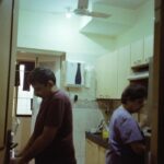 Apoorva Arora Instagram – दुनिया के किसी भी कोने में जाती हूँ, जो कुछ देखती हूँ,
 नया, रंगीन, अजब सा, जिसकी कल्पना मेरे जैसे आम इंसान ने नहीं की होती, या सर्फ सिनेमा और साहित्य में देखा होता है,
सोचती हूँ मेरी माँ को कितना अच्छा लगेगा 
फिल्मों और किताबों में देखा पढ़ा जैसा कुछ जीने को मिलता है तो समझ नहीं आता इसे ठीक से जी रही हूँ या अब भी कोई कमी है। कहीं मैं आधा अधूरा तो नहीं महसूस कर रही, कहीं मेरा कैनवस दूसरों के जिए हुए के भूसले रंगों से भर तो नहीं गया है? 
मेरी माँ ने ना सिनेमा देखा है ना कभी ज़्यादा पढ़ा है, वो इसे जीती तो कैसे जीती? उनका कैनवस ख़ाली ना सही, अपनी आप बीती के पक्के रंगों से कहीं कहीं भरा होगा शायद। अब भी थोड़ी ख़ाली जगह होगी शायद।
वो यहाँ आ जाती तो मैं भी देख लेती कि इसे असल में कैसे जीना है।
-अपूर्वा

#ShotOnFilm #kodakgold200 

Scanned and developed by- @zhenwei.film
