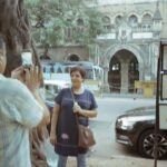 Apoorva Arora Instagram – दुनिया के किसी भी कोने में जाती हूँ, जो कुछ देखती हूँ,
 नया, रंगीन, अजब सा, जिसकी कल्पना मेरे जैसे आम इंसान ने नहीं की होती, या सर्फ सिनेमा और साहित्य में देखा होता है,
सोचती हूँ मेरी माँ को कितना अच्छा लगेगा 
फिल्मों और किताबों में देखा पढ़ा जैसा कुछ जीने को मिलता है तो समझ नहीं आता इसे ठीक से जी रही हूँ या अब भी कोई कमी है। कहीं मैं आधा अधूरा तो नहीं महसूस कर रही, कहीं मेरा कैनवस दूसरों के जिए हुए के भूसले रंगों से भर तो नहीं गया है? 
मेरी माँ ने ना सिनेमा देखा है ना कभी ज़्यादा पढ़ा है, वो इसे जीती तो कैसे जीती? उनका कैनवस ख़ाली ना सही, अपनी आप बीती के पक्के रंगों से कहीं कहीं भरा होगा शायद। अब भी थोड़ी ख़ाली जगह होगी शायद।
वो यहाँ आ जाती तो मैं भी देख लेती कि इसे असल में कैसे जीना है।
-अपूर्वा

#ShotOnFilm #kodakgold200 

Scanned and developed by- @zhenwei.film