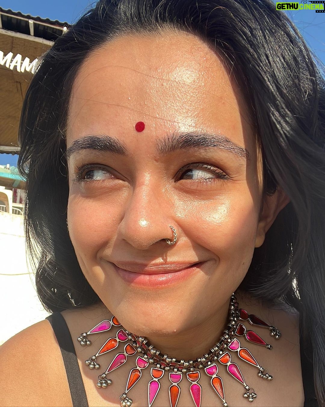 Apoorva Arora Instagram - “Aap kaisi ladki hain Kammo ji?” Natkhat 👀😉