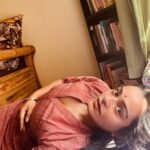 Apoorva Arora Instagram - उन के देखे से जो आ जाती है मुंह पर रौनक़ वो समझते हैं कि बीमार का हाल अच्छा है देखिए पाते हैं उश्शाक़ बुतों से क्या फ़ैज़ इक बरहमन ने कहा है कि ये साल अच्छा है क़तरा दरिया में जो मिल जाए तो दरिया हो जाए काम अच्छा है वो जिस का कि मआल अच्छा है हम को मालूम है जन्नत की हक़ीक़त लेकिन दिल के ख़ुश रखने को ‘ग़ालिब’ ये ख़याल अच्छा है