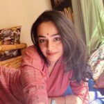 Apoorva Arora Instagram - उन के देखे से जो आ जाती है मुंह पर रौनक़ वो समझते हैं कि बीमार का हाल अच्छा है देखिए पाते हैं उश्शाक़ बुतों से क्या फ़ैज़ इक बरहमन ने कहा है कि ये साल अच्छा है क़तरा दरिया में जो मिल जाए तो दरिया हो जाए काम अच्छा है वो जिस का कि मआल अच्छा है हम को मालूम है जन्नत की हक़ीक़त लेकिन दिल के ख़ुश रखने को ‘ग़ालिब’ ये ख़याल अच्छा है