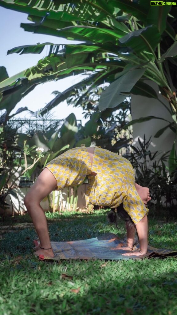 Apoorva Arora Instagram - This was my first successful attempt at “unhinged” chakraasan. Trained and performed under the expert supervision of @pallavikedia_yoga Do not try this at home :) Cover photo- @aevikr