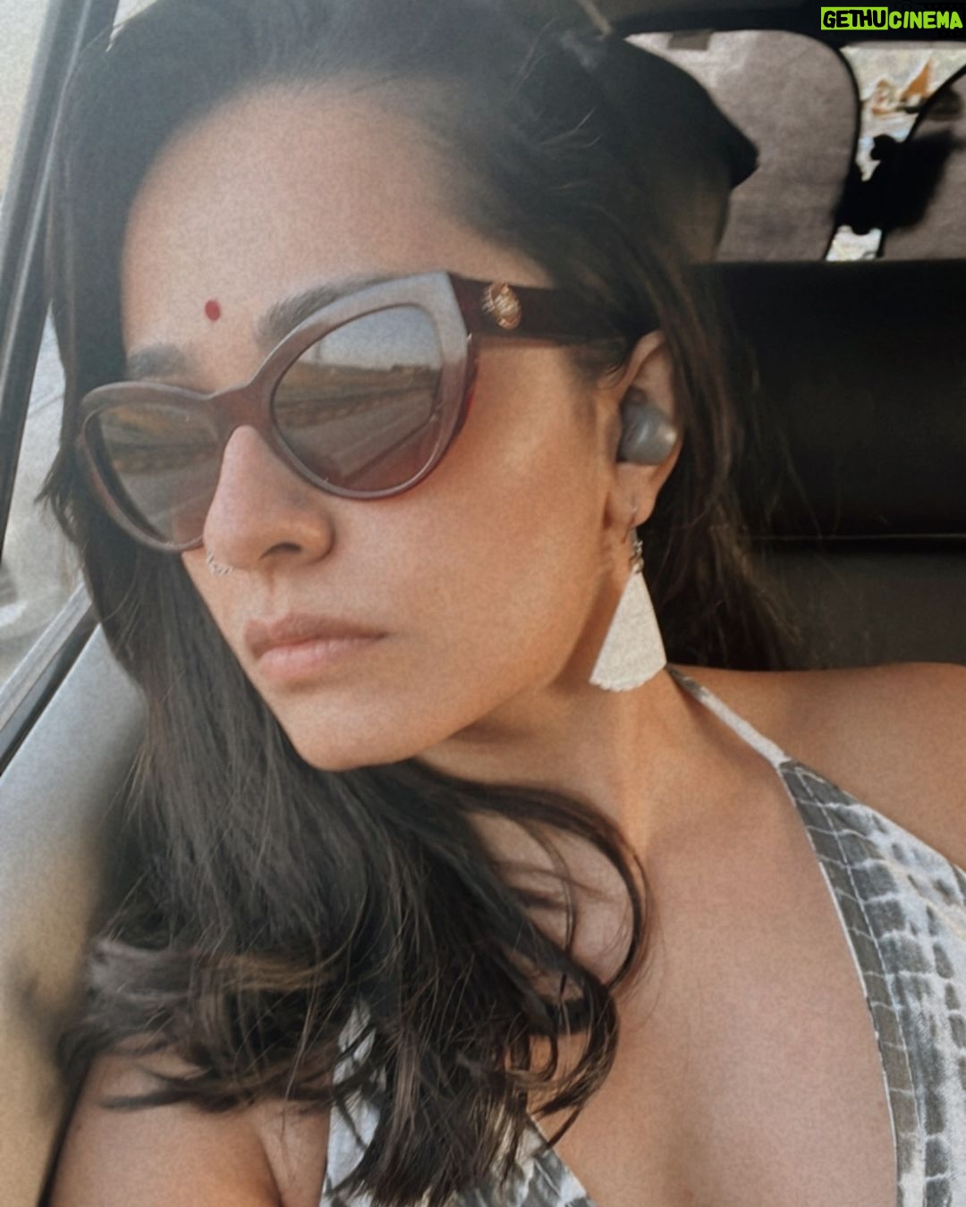 Apoorva Arora Instagram - My RBF vs my music 🎧🙈