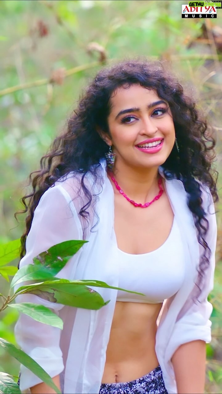 Apsara Rani Instagram - Lose yourself in the hypnotic beats of #HaiAntuVacchanu lyrical from #Thalakona movie. Link In Our Story @apsararaniofficial_ #AjayGhosh @sridharreddy3355 @nageshnaradasi @subhashanandmusic #KarnaNaidu #JayaSri #AksharaCreations @adityamusicindia