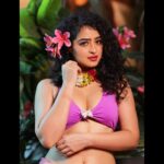 Apsara Rani Instagram - Can’t decide which one to not post😏😏🌺🌻💐🌳 . . Direction- @rgvzoomin Photography- @andyphotography_official PS: Last picture is my fav🌺🫶🏻