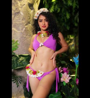 Apsara Rani Instagram - Can’t decide which one to not post😏😏🌺🌻💐🌳
.
.
Direction- @rgvzoomin 
Photography- @andyphotography_official

PS: Last picture is my fav🌺🫶🏻