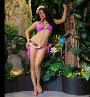 Apsara Rani Instagram - Can’t decide which one to not post😏😏🌺🌻💐🌳
.
.
Direction- @rgvzoomin 
Photography- @andyphotography_official

PS: Last picture is my fav🌺🫶🏻