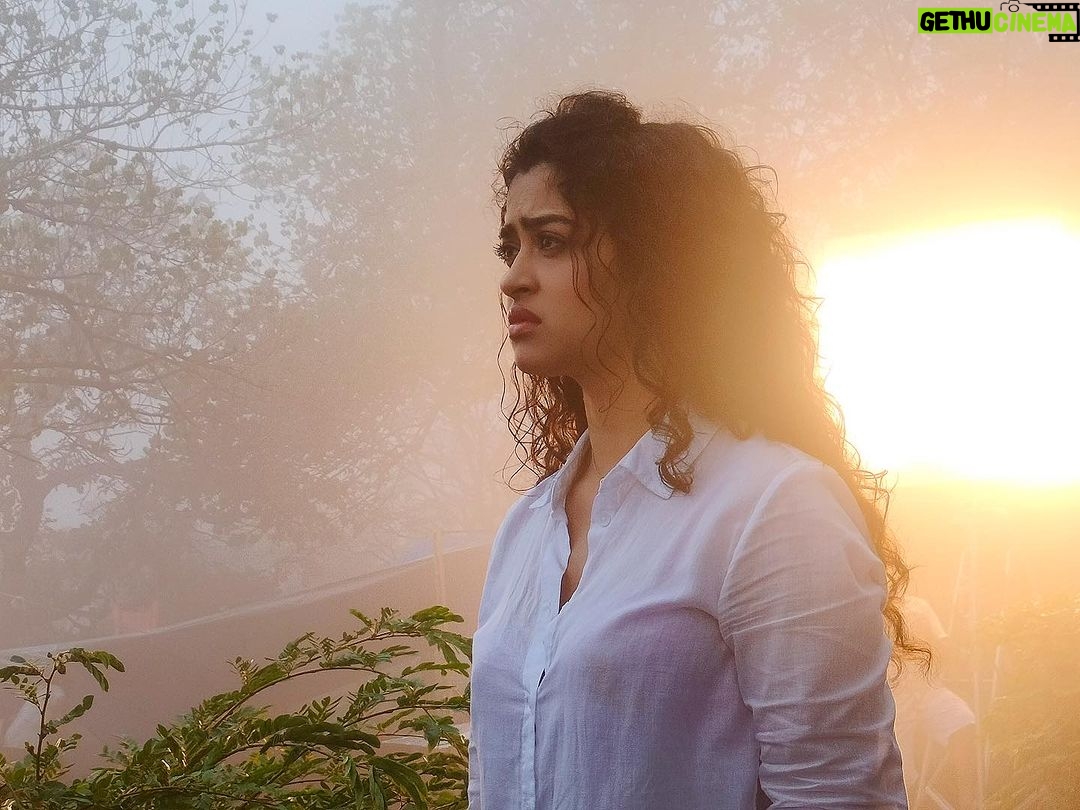Apsara Rani Instagram - Out beyond ideas of wrongdoing and rightdoing there is a field. I’ll meet you there. ❤️💔 📸~ @mihirvichhi13 ‘BEWAFA HI RAHEGI’ music album coming soon! #apsara #apsararani #onset #musicalbum #bewafa #bewafahirahegi #comingsoon