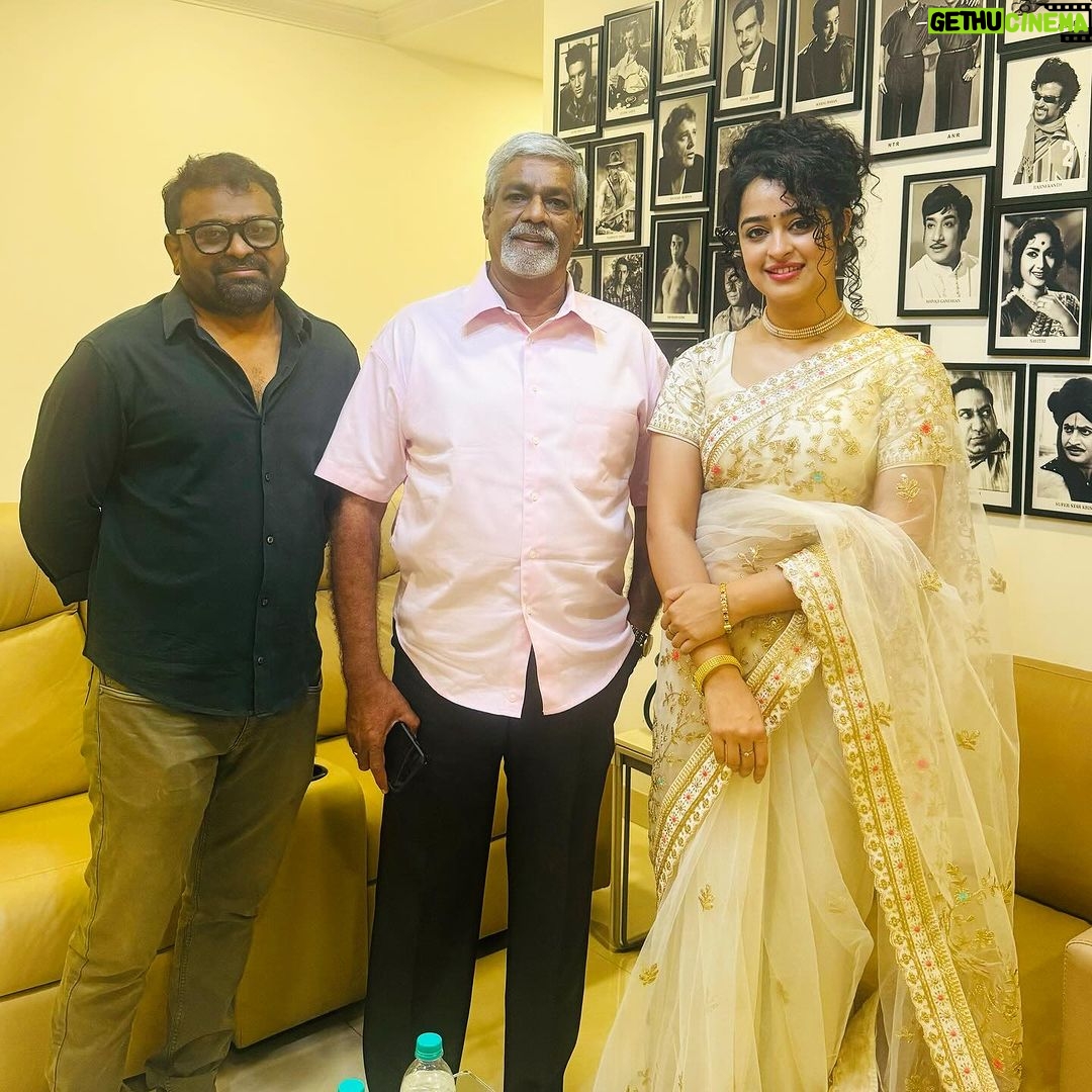 Apsara Rani Instagram - Glad to meet a great personality of Telugu film industry- Gopal Reddy sir🙏🏻❤️ With my Director Krishna Babu of my upcoming movie🙏🏻☺️
