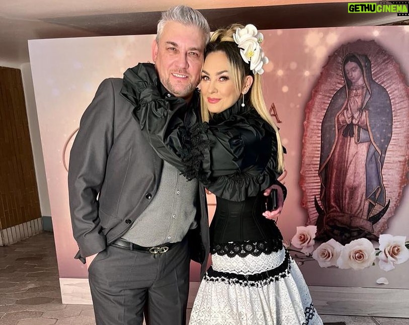 Aracely Arámbula - 54.3K Likes - Feliz Día del padre mi amado @drleoarambulaoficial gracias por ser el mejor hermano Padre y tío gracias por siempre llevar de tu mano a mis hijos y ayúdame a guiarlos con todo el AMOR con toda sabiduría y con todo lo mejor por llenarlos de risas ✨🙏✨♥️🎂🎉 TE AMAMOS celebrando porque el cielo tiene fiesta con nuestra chuladita. ✨🙏✨🎂🎊🥳😘