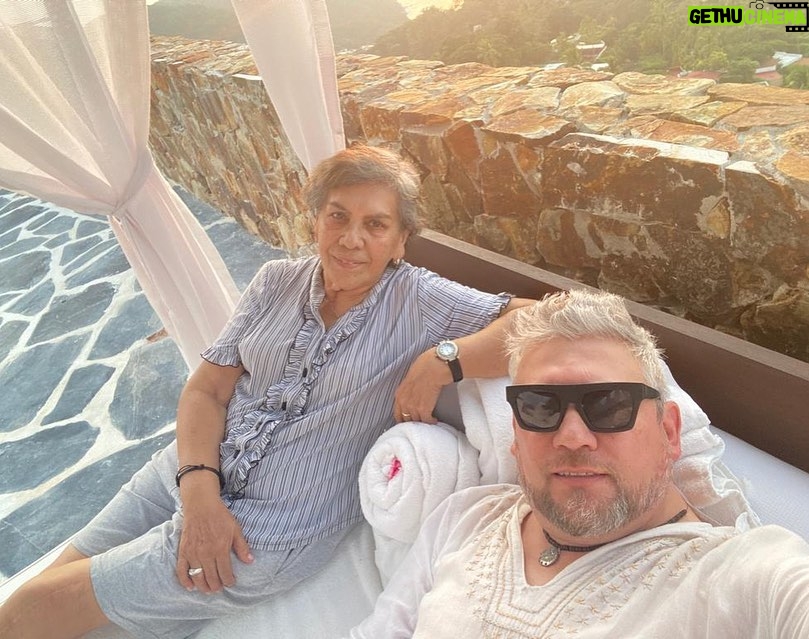 Aracely Arámbula - 54.3K Likes - Feliz Día del padre mi amado @drleoarambulaoficial gracias por ser el mejor hermano Padre y tío gracias por siempre llevar de tu mano a mis hijos y ayúdame a guiarlos con todo el AMOR con toda sabiduría y con todo lo mejor por llenarlos de risas ✨🙏✨♥️🎂🎉 TE AMAMOS celebrando porque el cielo tiene fiesta con nuestra chuladita. ✨🙏✨🎂🎊🥳😘
