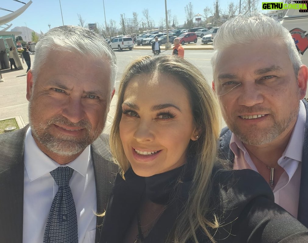 Aracely Arámbula Instagram - Feliz Día del padre mi amado @drleoarambulaoficial gracias por ser el mejor hermano Padre y tío gracias por siempre llevar de tu mano a mis hijos y ayúdame a guiarlos con todo el AMOR con toda sabiduría y con todo lo mejor por llenarlos de risas ✨🙏✨♥️🎂🎉 TE AMAMOS celebrando porque el cielo tiene fiesta con nuestra chuladita. ✨🙏✨🎂🎊🥳😘