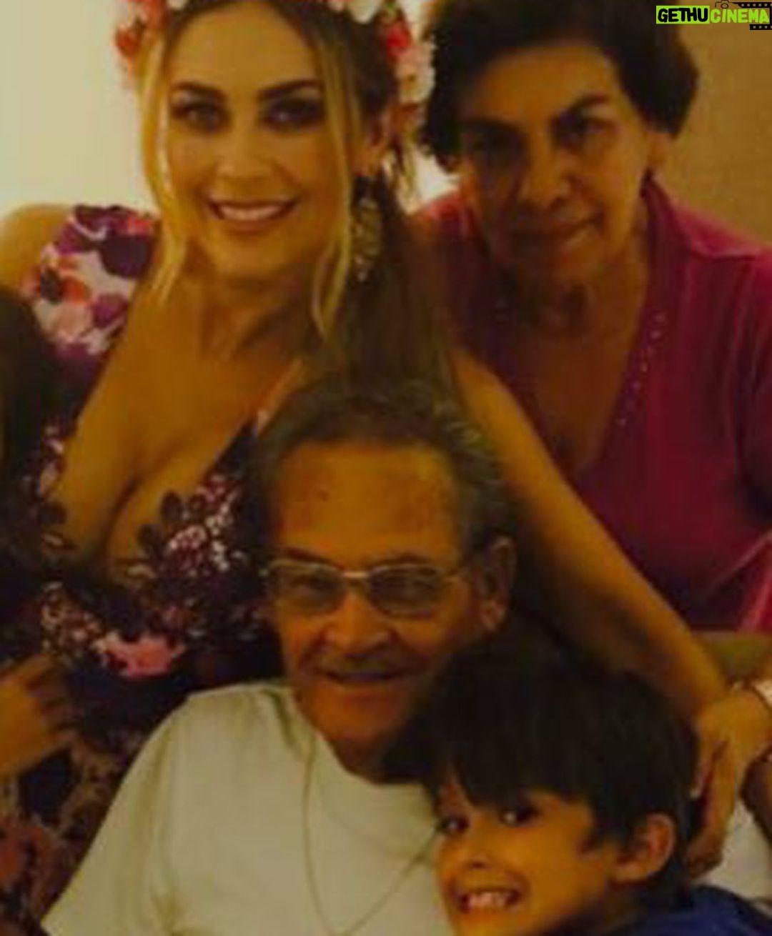 Aracely Arámbula Instagram - Hoy y cada día en cada minuto estas mas que presente agradeciendo diario por tanto amándote con todo el corazón ♥️ por ser increíblemente maravilloso y amoroso Padre para nosotros y para mis hijos que tanto te extrañan y te AMAN ✨🙏✨ vives aquí con todo el AMOR que nos dejaste mas allá de la Vida con INFINITA LUZ ✨🙏✨✨✨✨✨✨✨