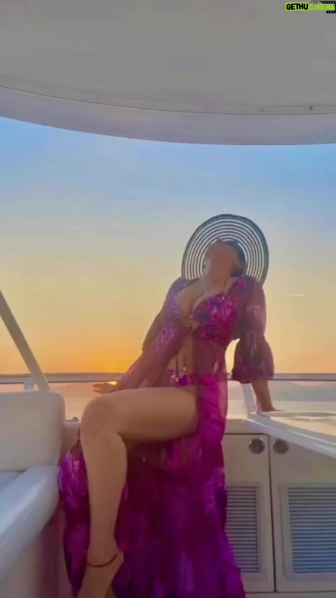 Aracely Arámbula - 47.7K Likes - Disfrutando de mis lugares favoritos en fechas especiales ✨❤️✨😘 con @taisun_beachwear besos Tais Ame ✨❤️😘👙👒🐠🍀#beach #live #love #moments #Ocean #happy 🍀🎂🎊😘🥳❤️