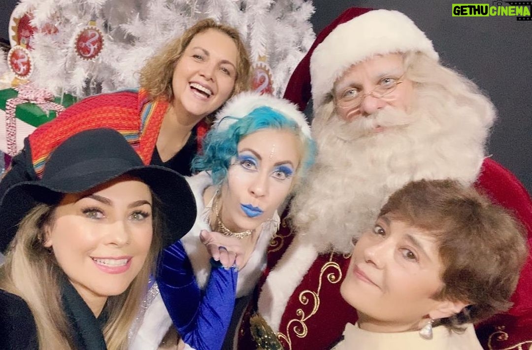 Aracely Arámbula Instagram - Mi querida Amiga Tere Herrero siempre alegre con ese espíritu tan generoso cuantos momentos hermosos vividos y cuánta Alegría nos diste siempre llevando esperanza cada año en estas épocas decembrinas mi hermosa sra Claus 🙏🏻♥️🕊 mi corazón triste por la noticia pero me da Alegría saberte bien y se que estás dirigiendo todo desde arriba con mayor fuerza y de la mano de DIOS !!! Los abrazo fuerte con todo mi Amor mis muy queridos Ruben Cerda @mefrietch @carlacerdaoficial @karyna_rizos y Rubencito como te decía nuestra Tere AMADA 🙏🏻♥️🕊 celebró su vida junto a ustedes familia hermosa los quiero los amo y me uno en estos momentos especiales recordándola siempre con esa Alegría y amor que ella sabía dar 🙏🏻♥️🕊 los Amo Amigos me alegra oírlos fuertes sabemos que solo trascendemos que nuestra gente amada vive siempre en nosotros y en cada día de nuestra vida más fuerte que nunca 🙏🏻♥️🕊 Te amamos Teresita bella GRACIAS POR TANTO 🙏🏻♥️😘